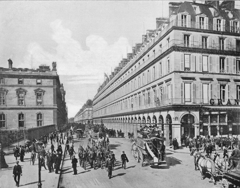 Paris - Die Rue de Rivoli (s/w Foto) von French Photographer