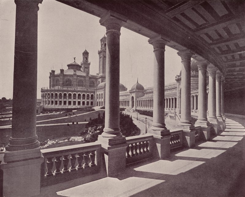 Paris: Rundgalerie des Trocadero-Palastes von French Photographer