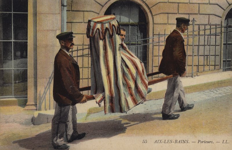 Träger transportieren einen Patienten in Aix-Les-Bains von French Photographer