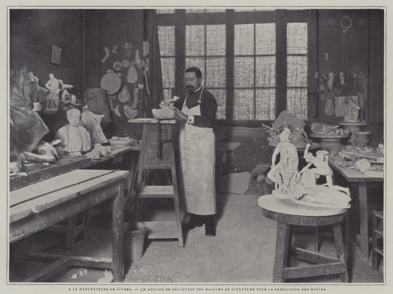 Vorbereitung von Formen in einer Werkstatt der Porzellanmanufaktur Sèvres, Frankreich von French Photographer