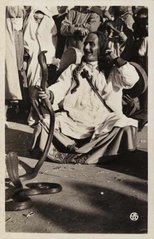 Szenen aus Nordafrika: Schlangenbeschwörer in den Souks von French Photographer