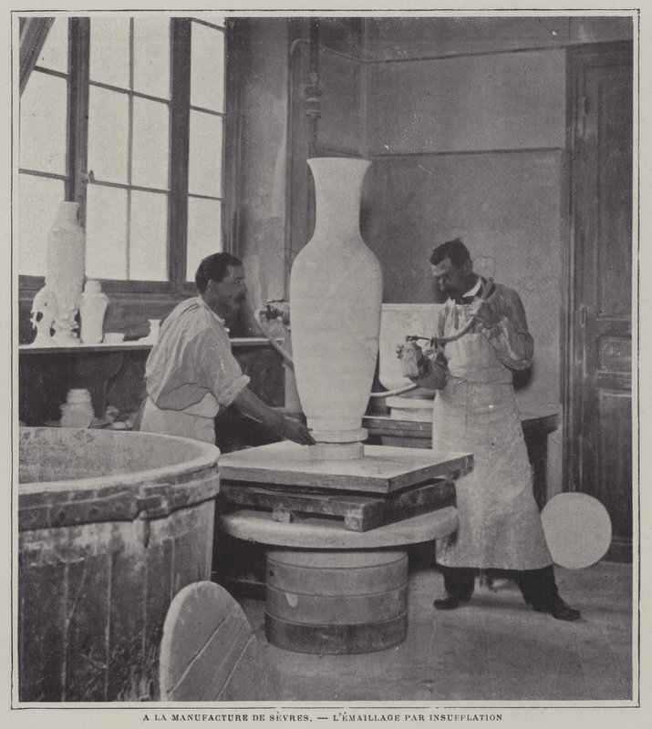 Spritzemaillieren einer Vase in der Porzellanmanufaktur Sevres, Frankreich von French Photographer