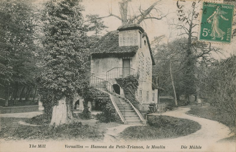 Die Mühle im Hameau de la Reine, ein rustikaler Rückzugsort für Marie Antoinette im Park des Schlosses von Versailles in der Nähe des Petit Trianon von French Photographer
