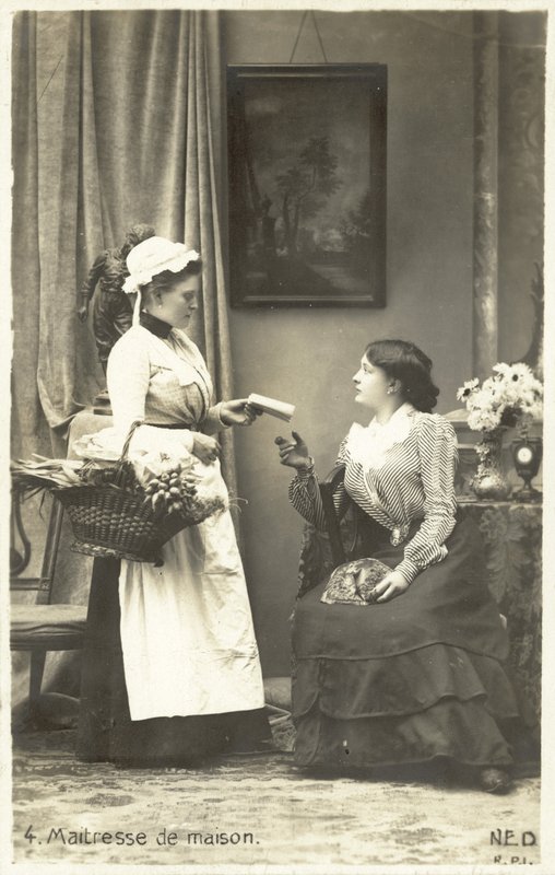 Die Hausherrin gibt ihrer Magd Anweisungen von French Photographer