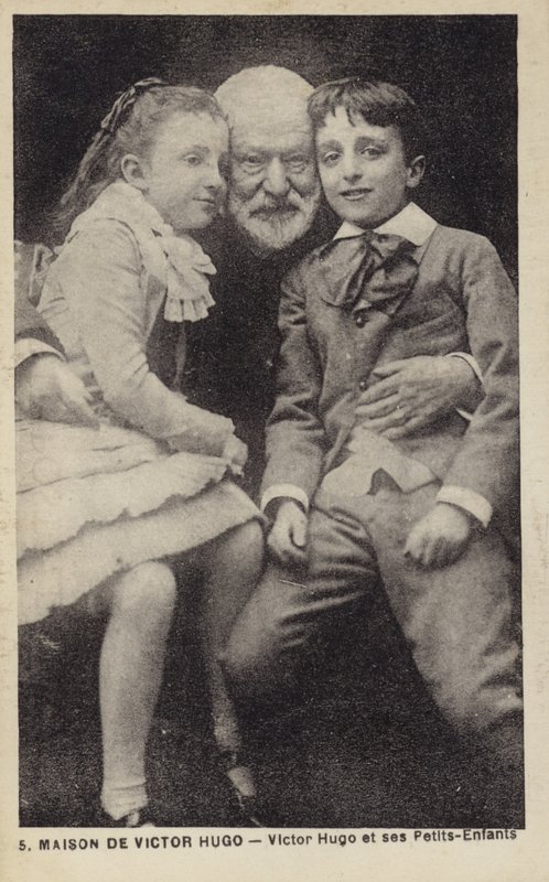 Victor Hugo (1802-1885), französischer Dichter, Romanautor und Dramatiker, mit seinen Enkeln von French Photographer