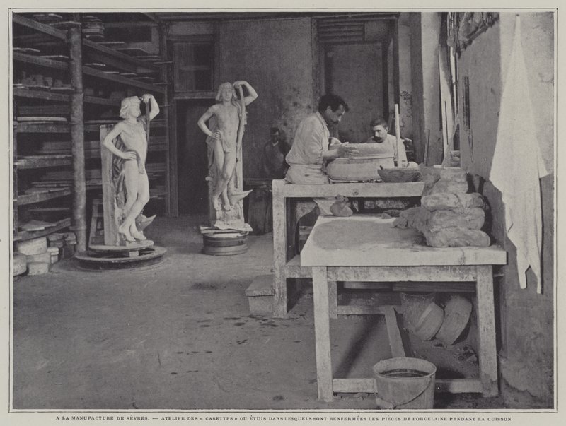 Werkstatt zur Herstellung von Behältern für Porzellanstücke während des Brennens in der Porzellanfabrik von Sèvres, Frankreich von French Photographer