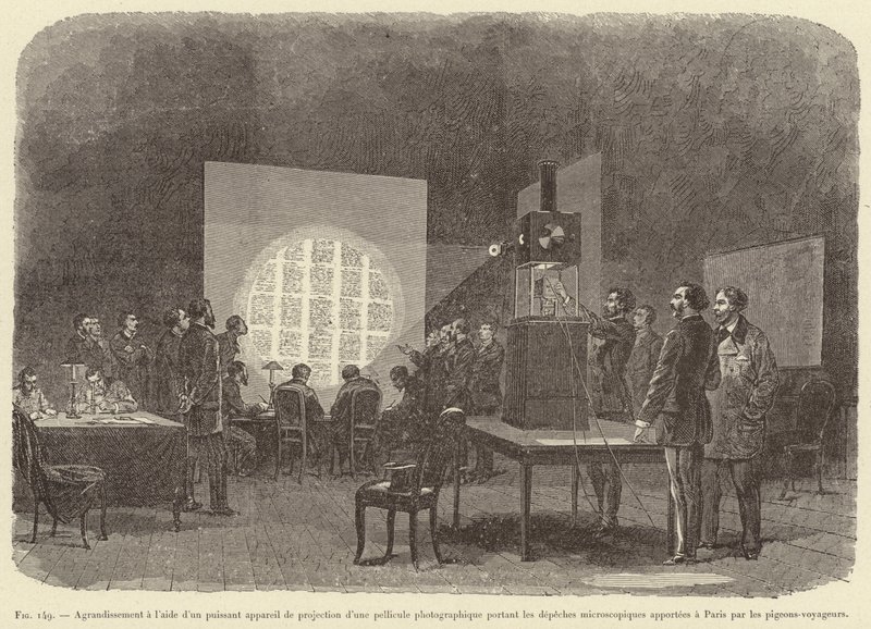Vergrößerung mit Hilfe eines leistungsstarken Projektionsgeräts einer fotografischen Folie mit mikroskopischen Depeschen, die von Brieftauben nach Paris gebracht wurden von French School