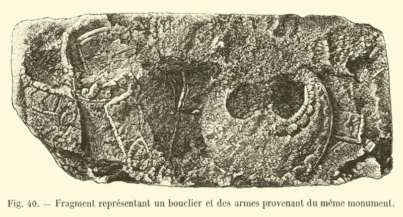 Fragment, das einen Schild und Waffen darstellt, vom selben Monument von French School