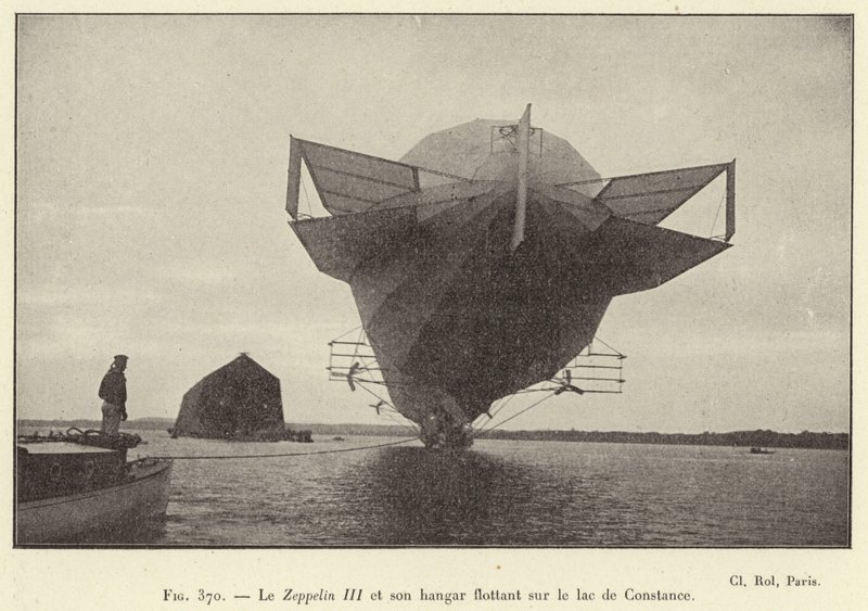 Der Zeppelin III und sein schwimmender Hangar auf dem Bodensee von French School