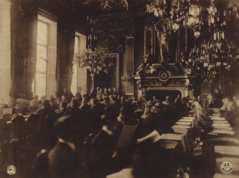Amerika im Ersten Weltkrieg: Dolmetscher übersetzt die Rede von Präsident Poincaré ins Englische bei der Eröffnung der Friedenskonferenz (s/w Foto) von George Grantham   Bain News Service Bain