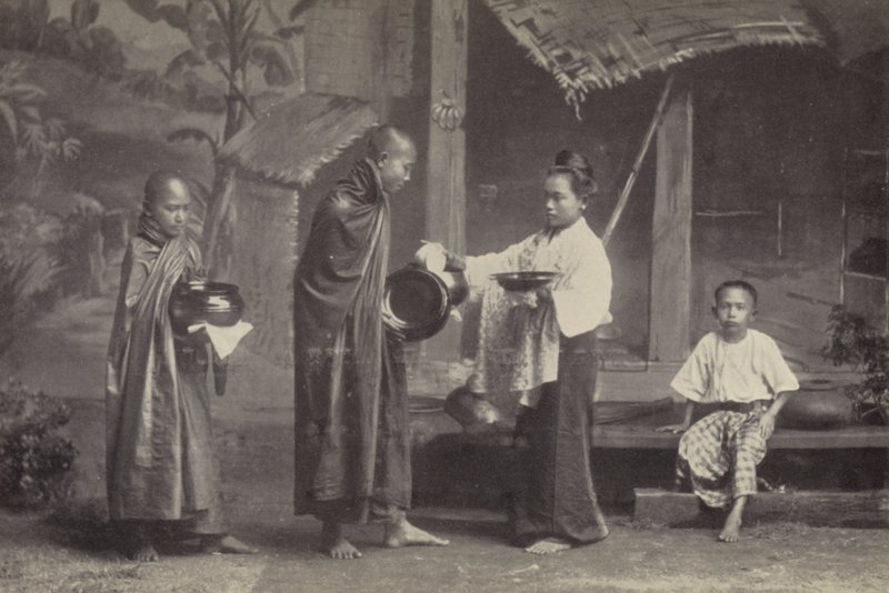 Burma: Der Pongyi mit seiner Bettelschale von Georges Bertin Scott
