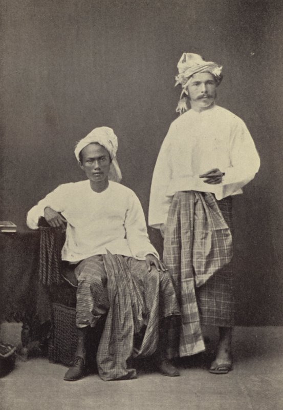 Burma: Der Autor in burmesischer Kleidung (1878) mit einem Fußballkameraden von Georges Bertin Scott