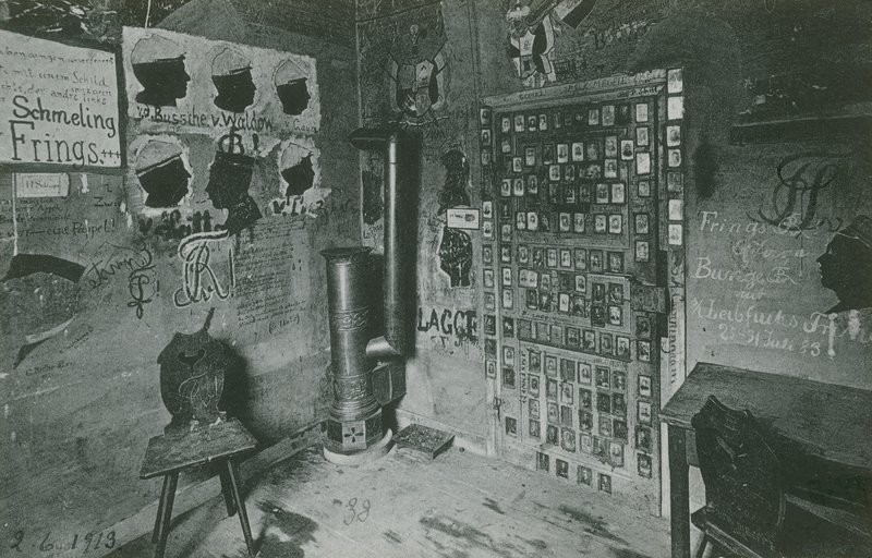 Ein Raum mit Wänden voller Graffiti zu wichtigen zeitgenössischen Persönlichkeiten wie Bussche und Waldow. Postkarte gesendet 1913. von German Photographer