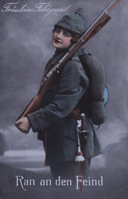 Deutsches Mädchen in Militäruniform von German School