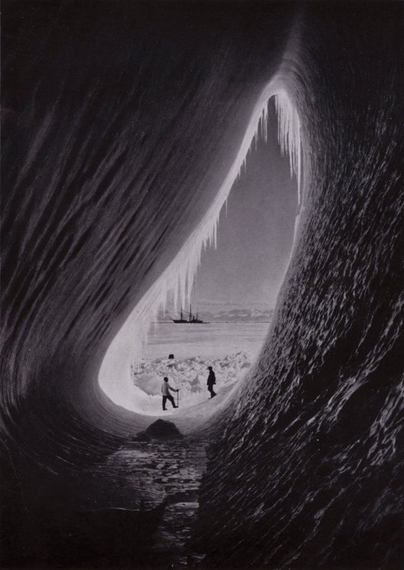 Grotte in einem Eisberg; Terra Nova in der Ferne von Herbert Ponting