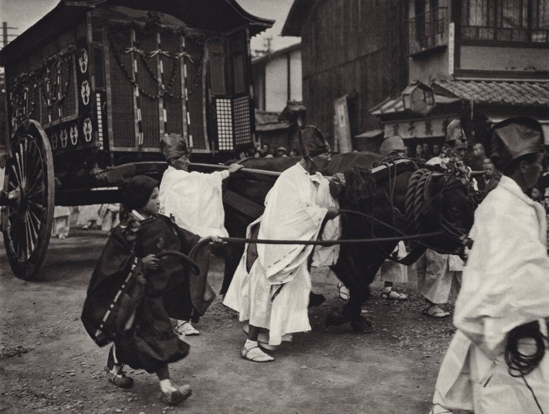 Japan in den 1920er Jahren: Shintoistische Beerdigung einer hochrangigen Person von Herbert Ponting