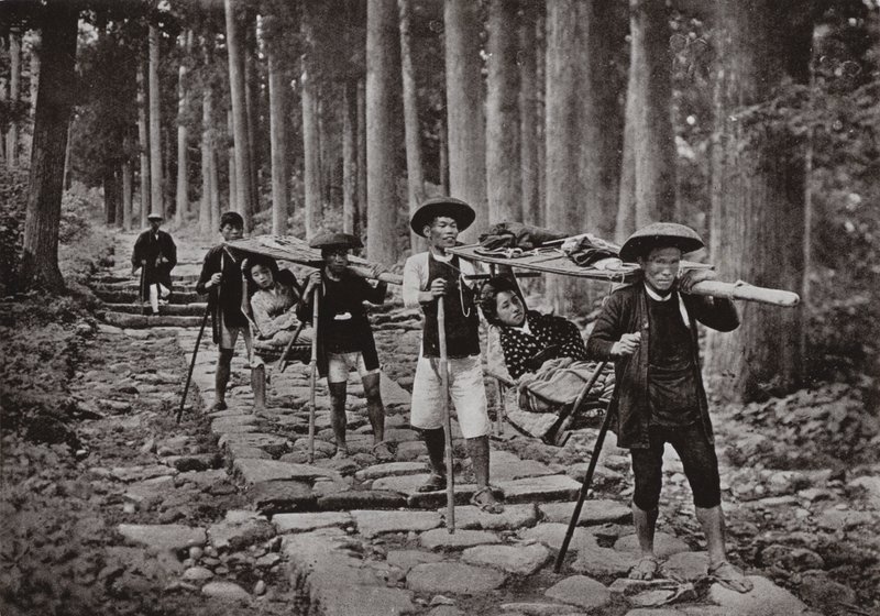 Damen reisen mit Yama Kago von Herbert Ponting