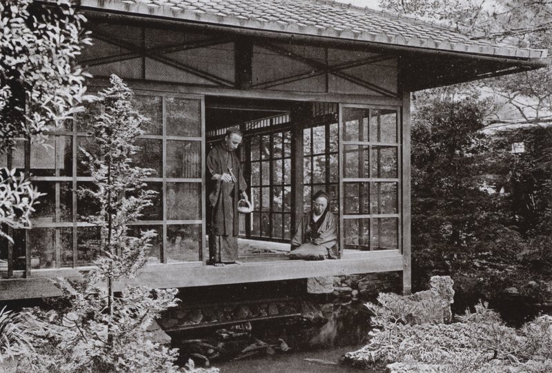 Namikawa San füttert seine Karpfen von Herbert Ponting