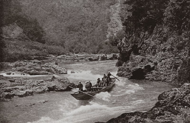 Die Stromschnellen des Katsura-gawa hinunterfahren (s/w Foto) von Herbert Ponting