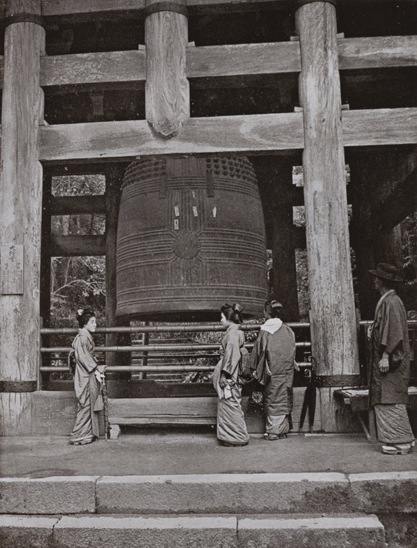 Die große Glocke im Chio-in Tempel von Herbert Ponting