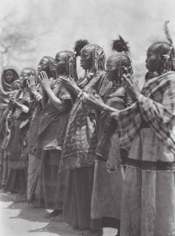 Afrika: Aulad Hamid Frauen klatschen bei einem Tanz von Hugo Adolf Bernatzik