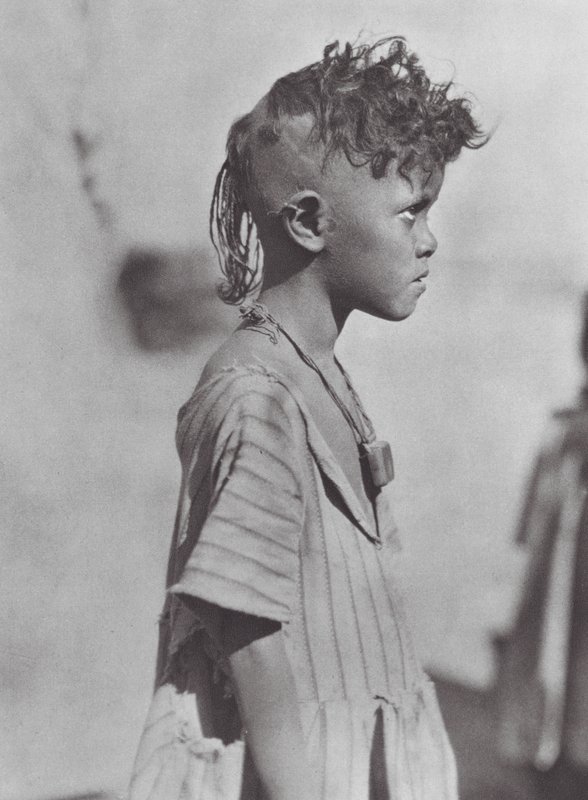 Afrika: Bisharin-Kind mit Amulett von Hugo Adolf Bernatzik