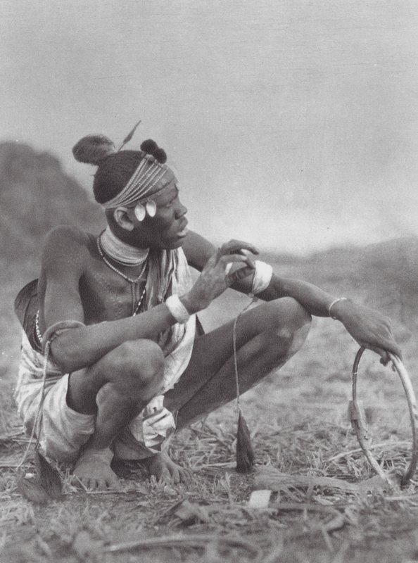 Afrika: Dinka Bräutigam verhandelt über Brautschmuck (s/w Foto) von Hugo Adolf Bernatzik