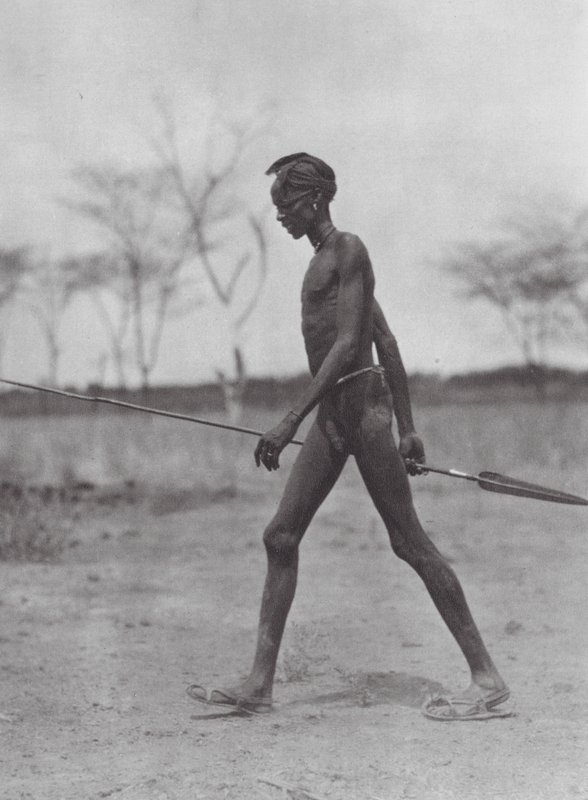 Afrika: Dinka-Krieger mit Speer von Hugo Adolf Bernatzik