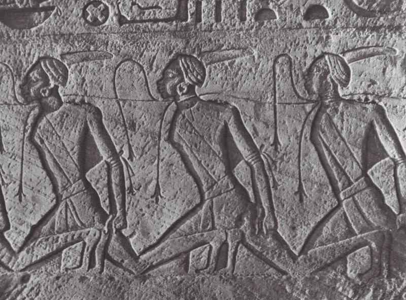 Afrika: Ägyptisches Relief, Transport von Gefangenen, in Nubien von Hugo Adolf Bernatzik