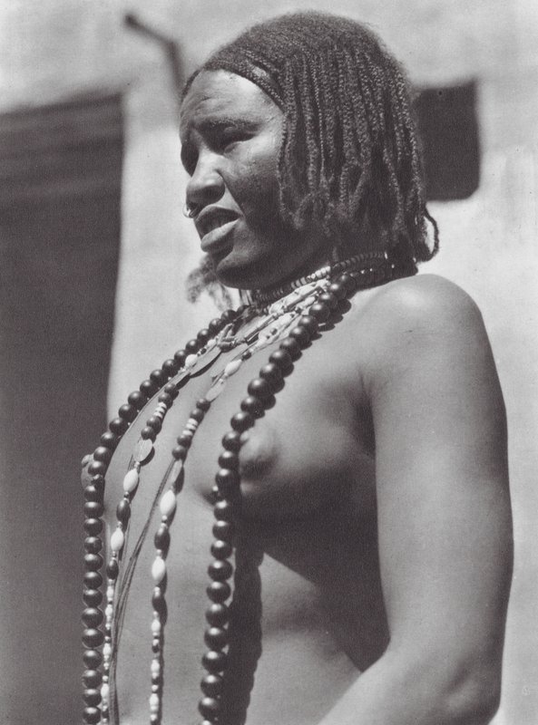 Afrika: Gawazi, eine professionelle Tänzerin von Hugo Adolf Bernatzik