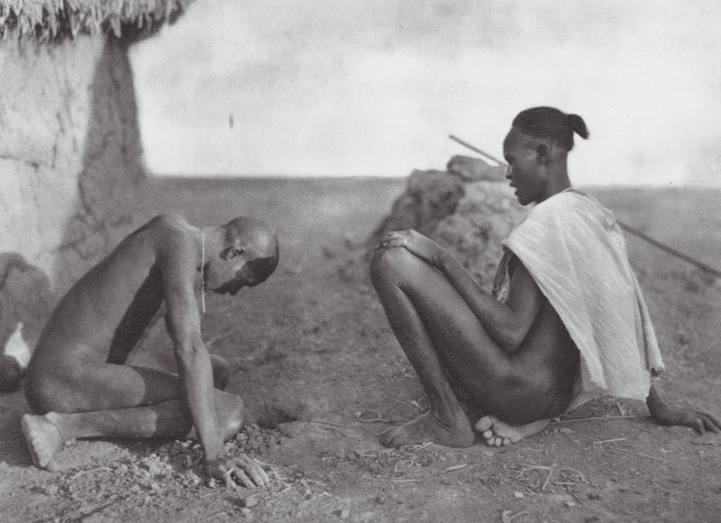 Afrika: Medizinmann lässt einen Patienten bluten von Hugo Adolf Bernatzik
