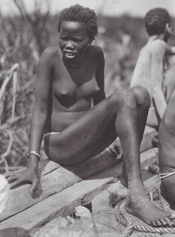 Afrika: Nuer-Mädchen am Bahr el Zeraf von Hugo Adolf Bernatzik