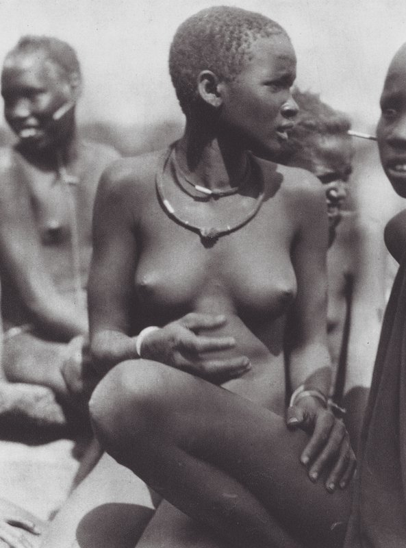 Afrika: Nuer-Mädchen mit Giraffenhaarkette von Hugo Adolf Bernatzik