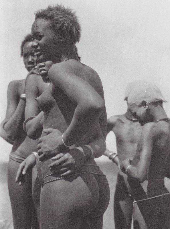 Afrika: Nuer-Mädchen und Kinder von Hugo Adolf Bernatzik