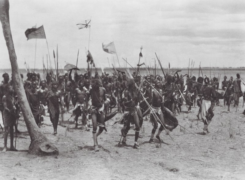 Afrika: Shilluk-Beerdigungszeremonie in der Nähe von Tonga von Hugo Adolf Bernatzik