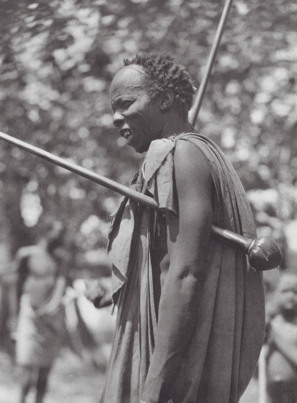 Afrika: Shilluk-Krieger mit Keule von Hugo Adolf Bernatzik
