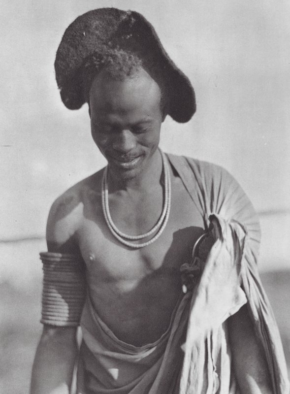 Afrika: Shilluk-Krieger mit Kapuzenfrisur von Hugo Adolf Bernatzik