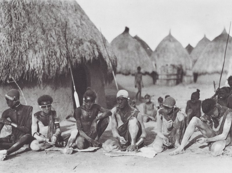 Afrika: Shilluk-Krieger reiben sich mit Holzasche ein von Hugo Adolf Bernatzik