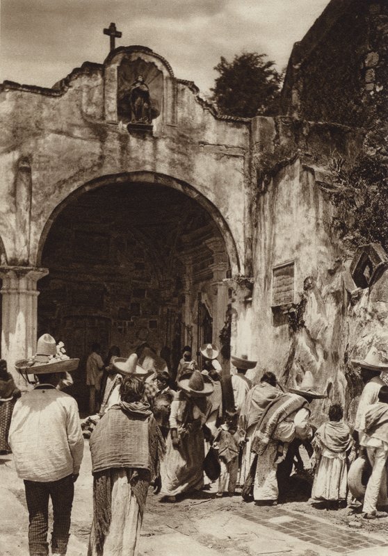 Mexiko: Amecameca, Eingang zur Kirche von Hugo Brehme
