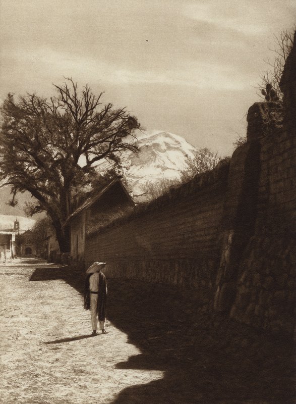 Mexiko: Straße in Amecameca mit Blick auf Popocatepetl von Hugo Brehme