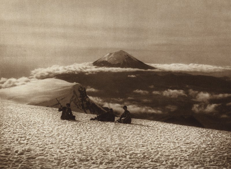 Mexiko: Iztaccihuatl mit Blick auf den Popocatepetl von Hugo Brehme