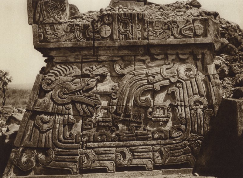 Mexiko: Xochicalco, Teil der Pyramide mit Schlange und Hieroglyphen von Hugo Brehme