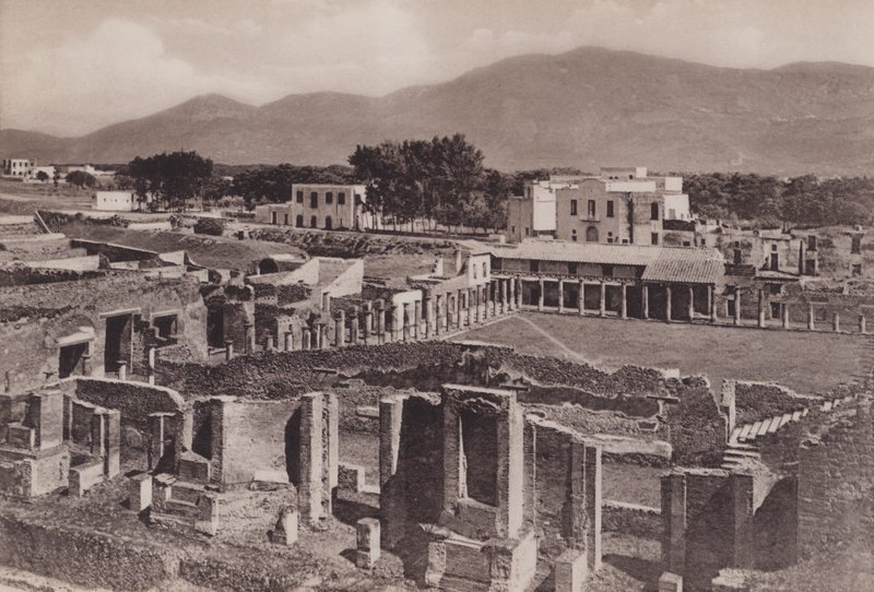 Caserma Dei Gladiatori mit Panorama, Die Fechtschule (s/w Foto) von Italian Photographer