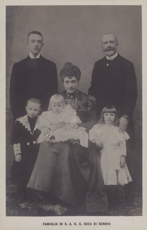 Prinz Thomas, Herzog von Genua und seine Frau, Prinzessin Isabella von Bayern, mit ihren Kindern von Italian Photographer