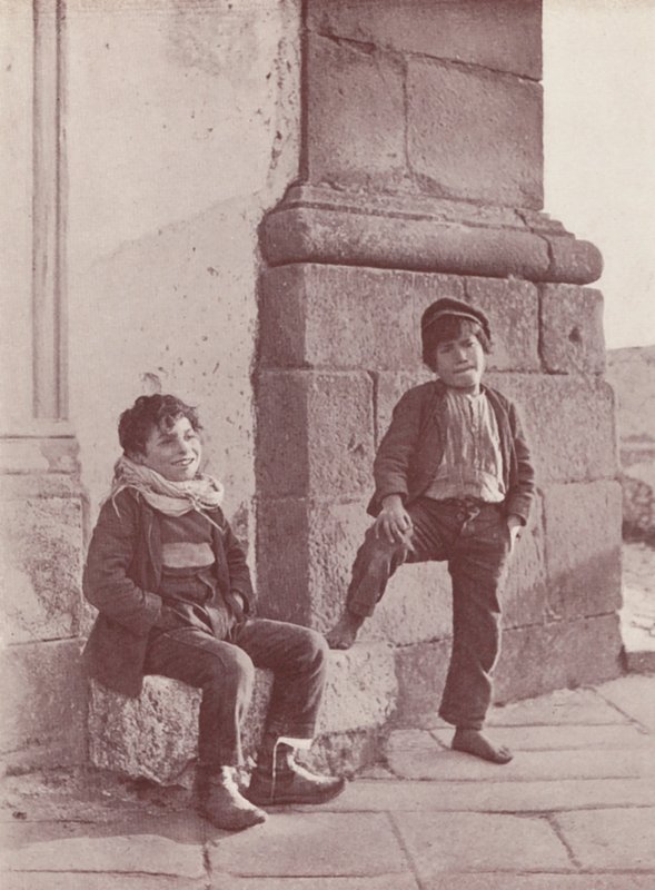 Sizilien: Sizilianische Jungen aus dem Inneren von Italian Photographer
