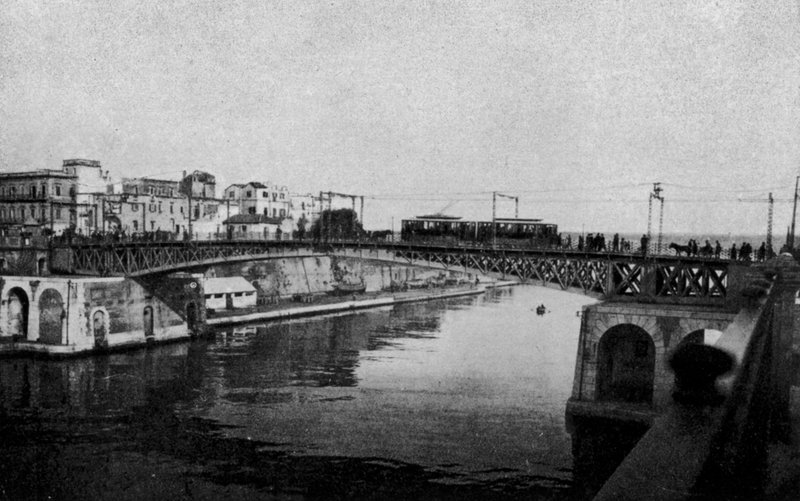 Taranto, Geschlossene Drehbrücke und Altstadt von Italian Photographer