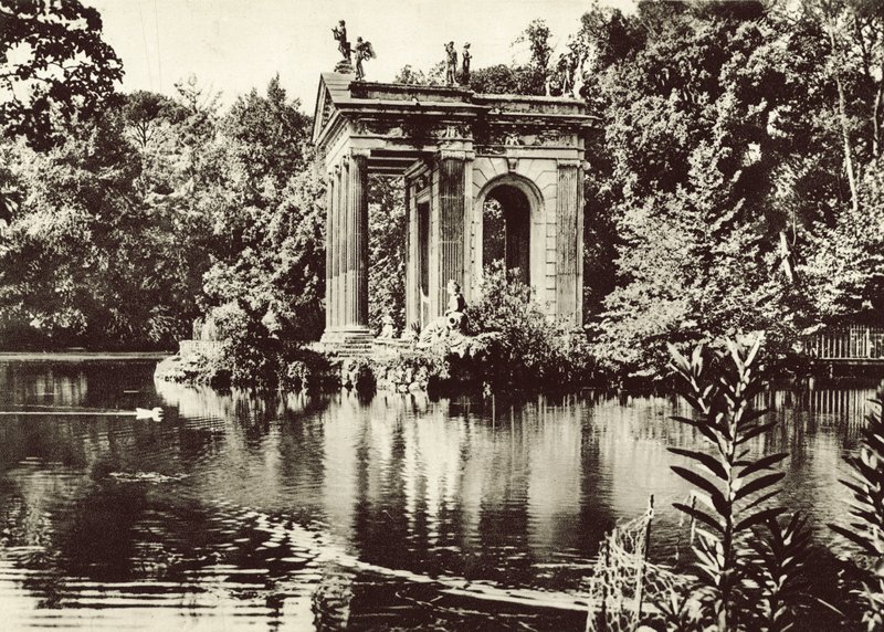 Tempel am See der Villa Borghese von Italian Photographer