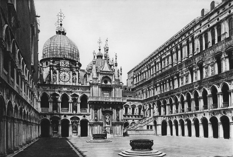 Venedig, Dogenpalast, Der Hof (s/w Foto) von Italian Photographer