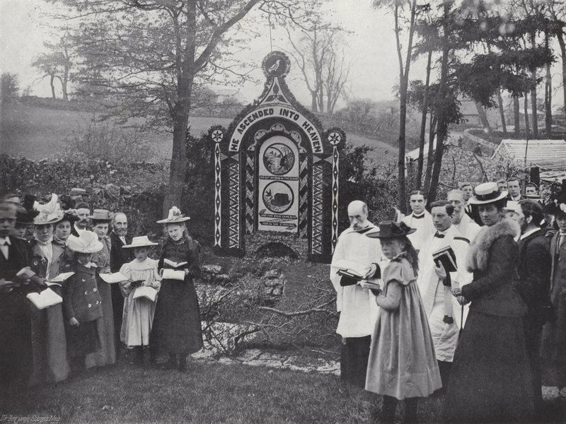 Tissington Well Dressing, Psalmenlesen am Sargbrunnen von J. Benjamin Stone