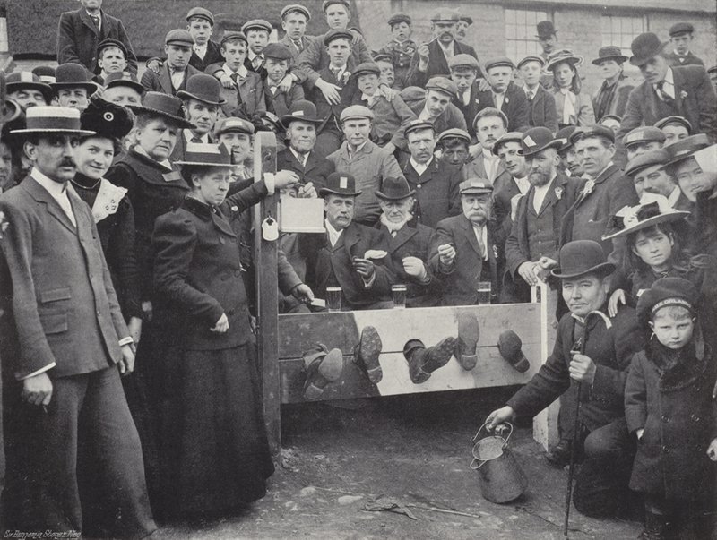 Corby Pole Fair, im Pranger von J. Benjamin Stone